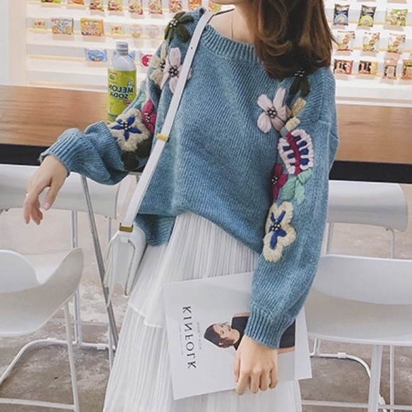 SALE! ⬇️$48 Grey Floral Appliqué Oversize Sweater - Picture 5 of 8